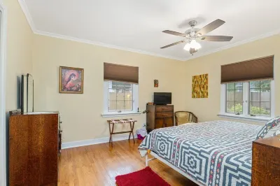 Mid Century ranch central to everything! Hotels near Walgreens