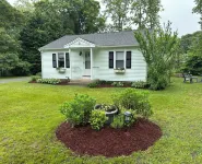 Cottage on Fern - minutes to East Sandwich Beach - バルコニー
