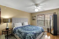 Beautiful Penthouse Condo with Community Pool & Tennis Courts Hotels near ACME Markets