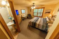 Relaxing, quiet cabin with jacuzzi, arcade and golf