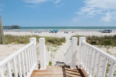 Pirates Cove & Mermaids Haven: Duplex sleeps 32! Отели рядом с достопримечательностью «TPC Myrtle Beach»