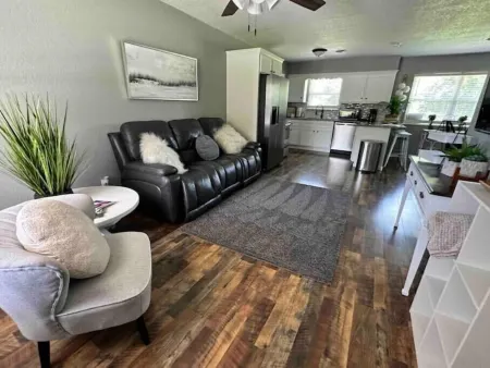 The Houston House: Convenient, Clean, and Newly Remodeled Home