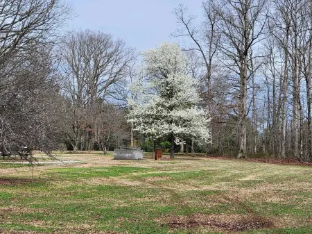 The Country Retreat Farmhouse close to fishing lakes and a scenic parkway