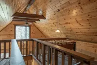 Family-sized, quaint cabin on the edge of the US Forest