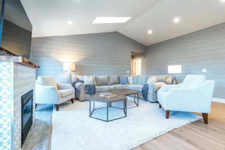 Newly remodeled, sleeps 6, with private backyard! Close to Walla Walla, WA