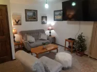 Happy Bear Cozy Bungalow with Large Back Yard close to Anchorage Wasilla