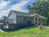 Cheerful cottage w/ fireplace. Great location for exploring the Lake Pepin area!