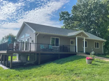 Cheerful cottage w/ fireplace. Great location for exploring the Lake Pepin area!