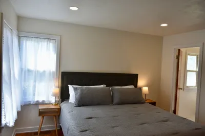 Walk to Allstar Village! Fully Renovated Gem 2 BR/2 BTH w/AC Slp 6