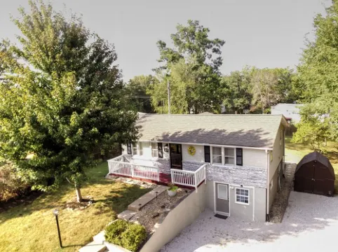 South central 4 bedroom house 3 minutes from Faurot Field! Its close and quiet.