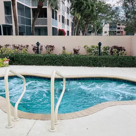 Jupiter Bay Resort Condo, steps to the beach! Comfortably sleeps family of 4!