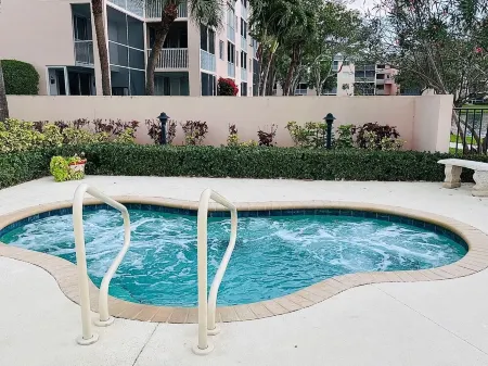 Jupiter Bay Resort Condo, steps to the beach! Comfortably sleeps family of 4!
