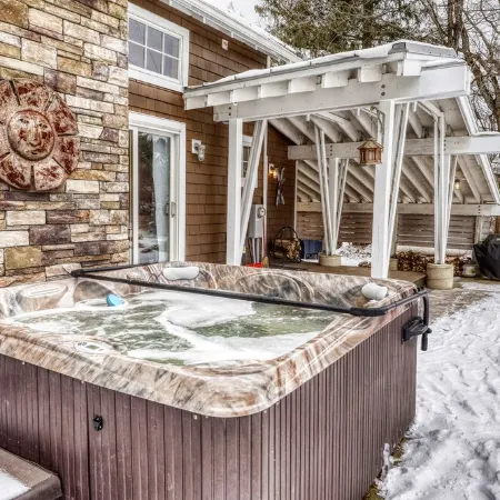 Modern Chalet, 2 Acre lot, HOT TUB and NEW OUTDOOR FIREPIT