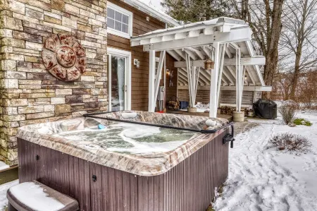 Modern Chalet, 2 Acre lot, HOT TUB and NEW OUTDOOR FIREPIT