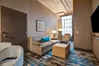 Embassy Suites Rockford Riverfront Hotel dekat Rockford Plaza Shopping Center