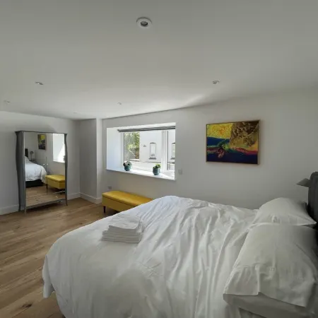 2 Bedroom Canalside Apartment in Bude, Walking Distance to Sandy Beach and Town