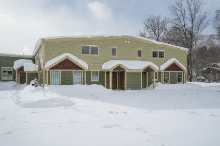 Beautiful & Modern 1-Bedroom Apartment in the Heart of Ellicottville! Отели рядом с достопримечательностью «Watson's Chocolates»