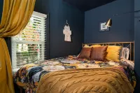 Cozy 2 BR bungalow, moody design, walk to square