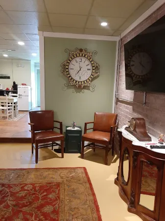 Downtown studio apartment walking distance to restaurants and shops Отели в г. Гэп Сивил