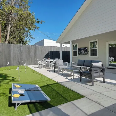 Sleeps 20 in FW Stockyards w HotTub & MiniGolf
