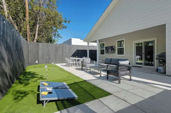 Sleeps 20 in FW Stockyards w HotTub & MiniGolf