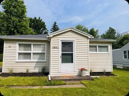 Cozy Angola Cottage by the Beach