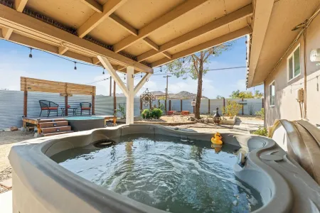 Village House - Hot Tub, Pool, walk to downtown shops