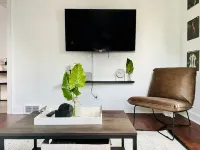 Cozy & Centrally Located APT - KING BED