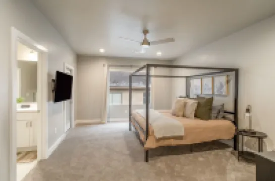 Zion Village Getaway - Pickleball & Pool & Hot Tub l Family Friendly l Sleeps 12