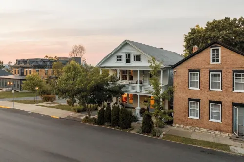 Luxury Spa Retreat with Sauna, Hot Tub & Swimming Pool in the Heart of Hudson