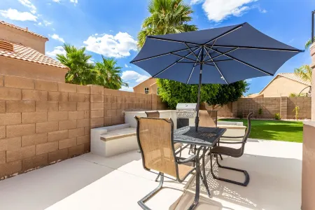 Perfect winter getaway home {Heated POOL, SPA, BBQ, PUTTING GREEN} Отели рядом с Аэропорт Феникс-Меса Гейтвей