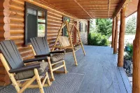 Spacious Chic Cabin with Gorgeous Views, Outdoor Lounge, Family Friendly