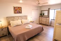 The PLAYFUL PELICAN on Florida's Intercostal Waterway: Beach a few blocks away Hoteles en Port Orange