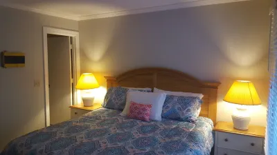 Gorgeous Fairway Oaks Villa, 100 yards from the beach Hotels near Roy Barth Tennis Center