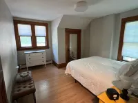 Renovated charmer in the heart of Decorah’s Park District Hotel di Decorah