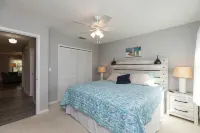 Cozy, 2nd floor apt 5 min walk to bch. PET friendly. FREE bottle of PROSECCO