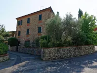 Historic house with garden in front of the Grotta Giusti Thermal pool near Lucca モンスンマーノ・テルメのホテル