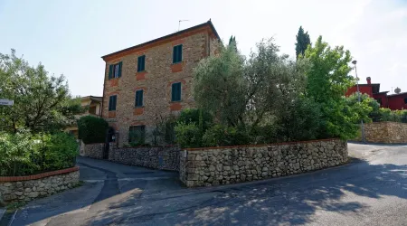 Historic house with garden in front of the Grotta Giusti Thermal pool near Lucca