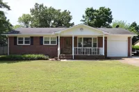 Cute home in the HEART of Madison