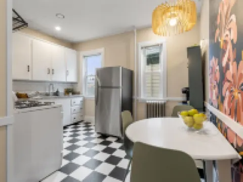 Garden Getaway 2BR Minutes to Salem, Beach, and train to Boston! ビバリーのホテル