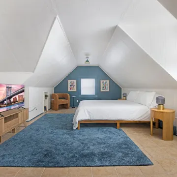 Spacious Victorian with Parking Available Отели рядом с достопримечательностью «Станция PATH Newport»