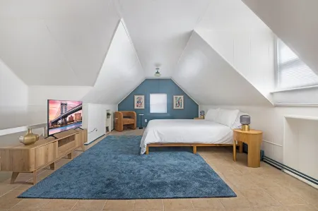 Spacious Victorian with Parking Available Отели рядом со станцией Железнодорожная станция Grove Street