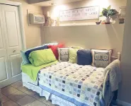 Cottage—house in Green Bay Hotels in Howard