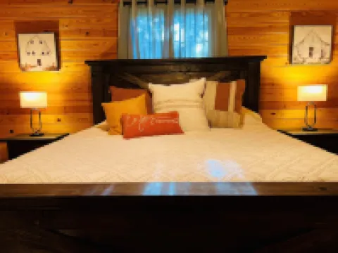 Cozy cabin w/ private pond & firepit. 3 miles to lake & 12 to Crater of Diamonds