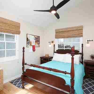 Inn Through the Orange Door - Laguna Village cottage Rooms