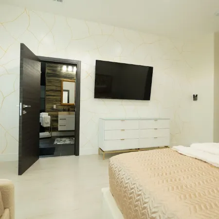 The Hideaway Sleeps 23• Huge Glass Pool •Casio•Hike•Golf•Game Area
