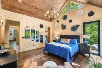 Private Falls-Hiking-View-King beds-Sauna-Pub-Chefs Kitchen-In Town & Private!