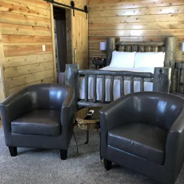 8 miles to Mount Rushmore - Sleeps 2 - King Bed