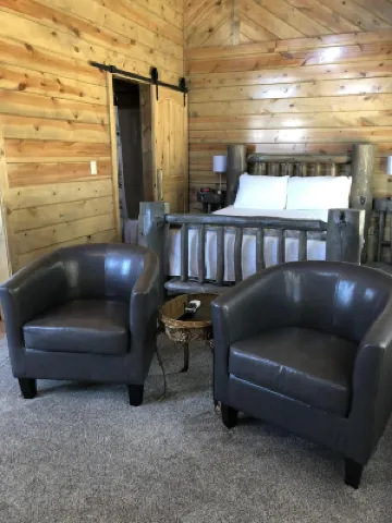 8 miles to Mount Rushmore - Sleeps 2 - King Bed