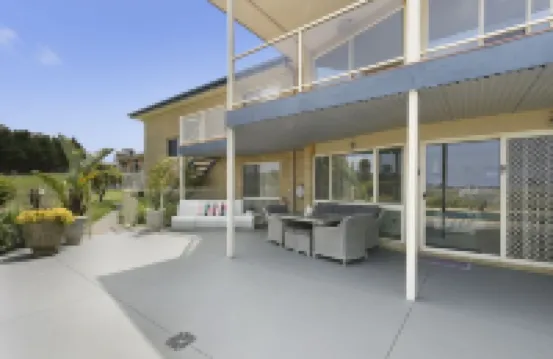 Resort Style Apartment (Ground Floor) - Pool & More. Pets Welcome.